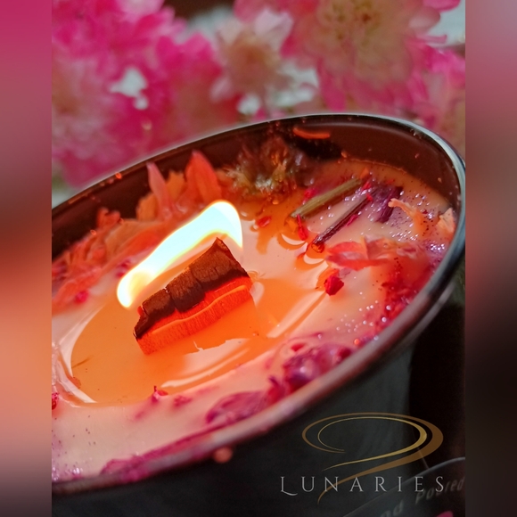 Blossom Musk Scented Soy Wax Candle with Wooden Wick and Botanicals - Picture 6 of 11